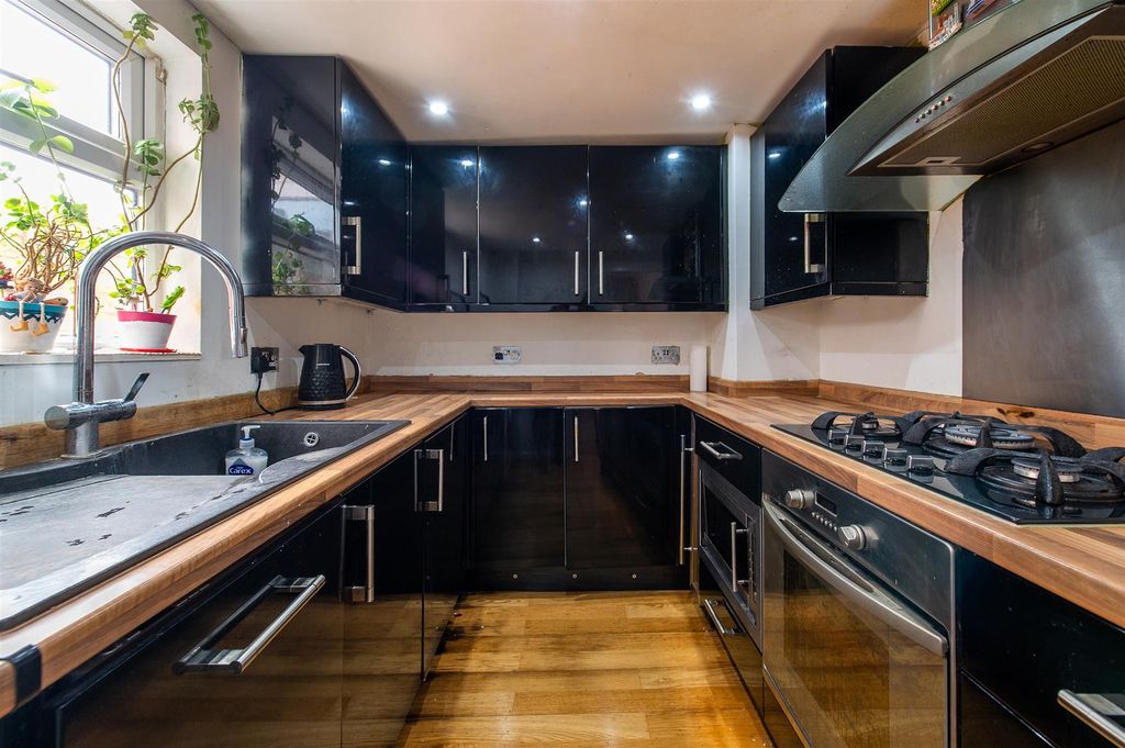 Property photo 3 of 23 106Kingsleyroad-07.Jpg