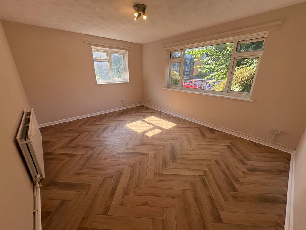 Property photo 1 of 5 Bedroom.Jpeg