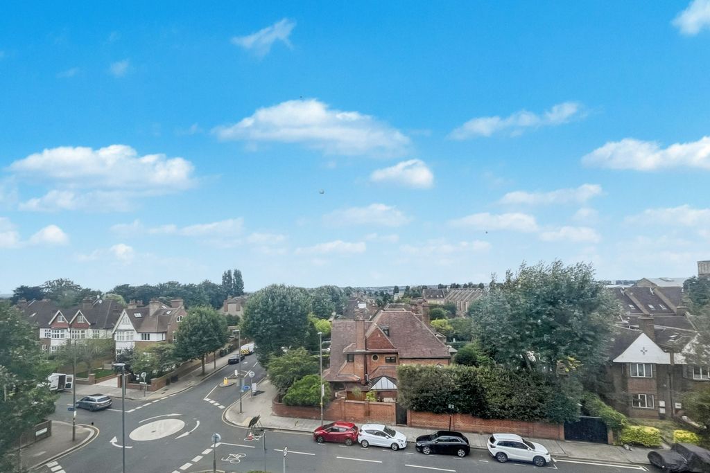 Property photo 1 of 10 Flat 30 Clifford Court, 2 Heathfield Road, Wandsworth Common, London, Sw18 3Je