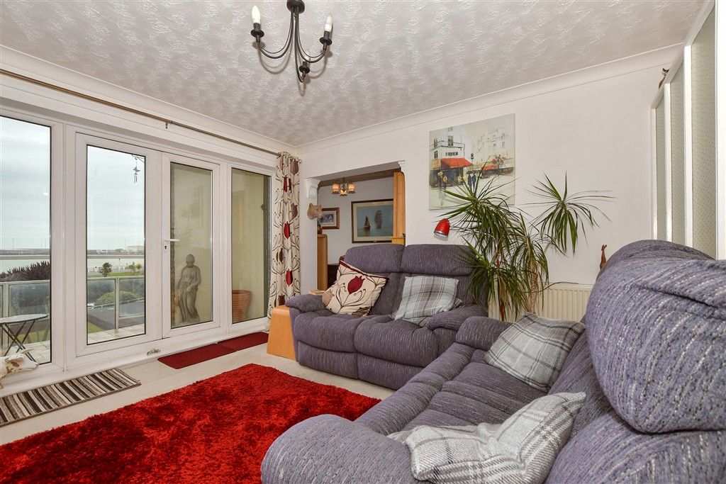 Property photo 3 of 15 Lounge