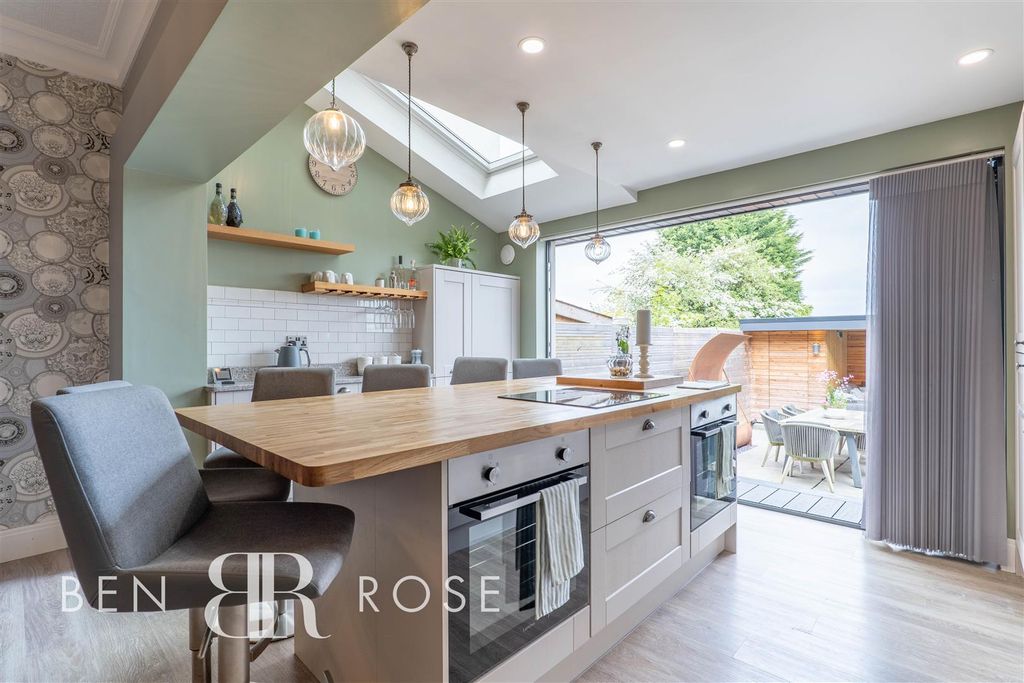 Property photo 3 of 24 Kitchen/Breakfast Room