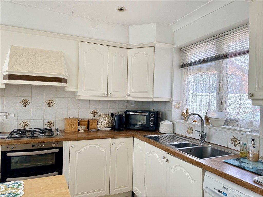 Property photo 2 of 9 Kitchen