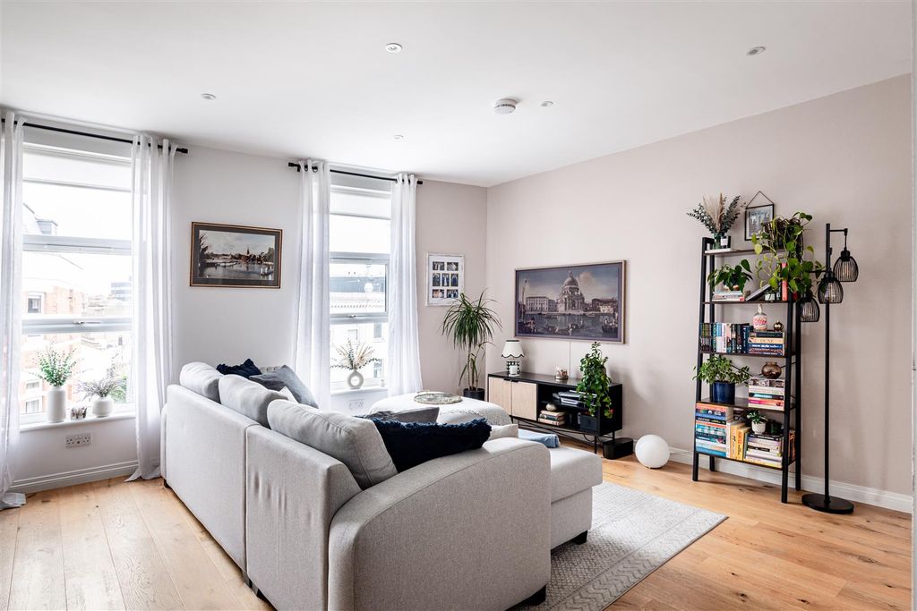 Property photo 2 of 8 Fulham Road-4.Jpg