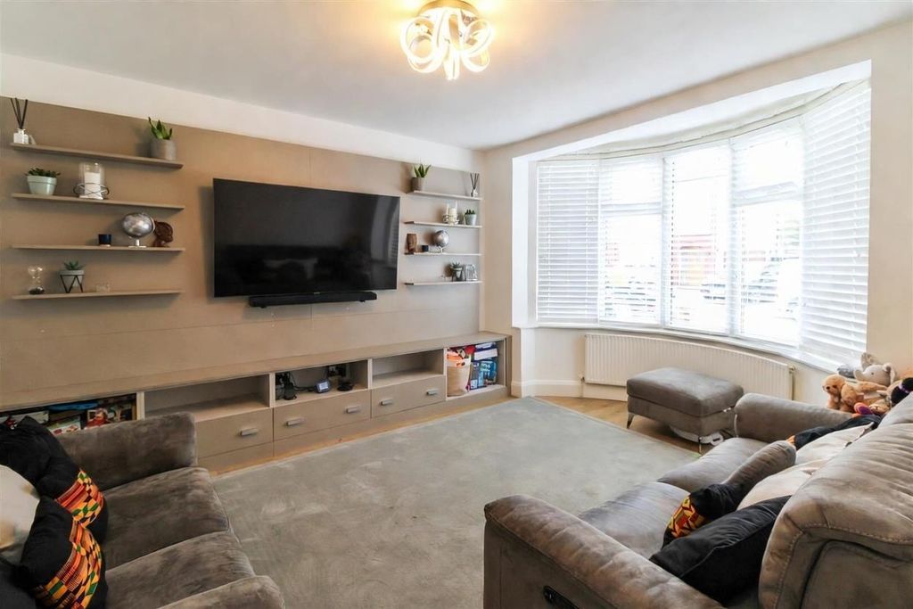 Property photo 3 of 17 Lounge