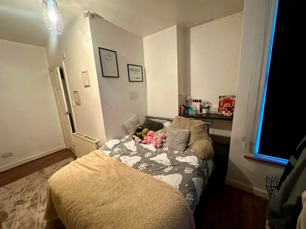 Property photo 2 of 14 A Cozy Double Bedroom Featuring A Comfortable Bed ...