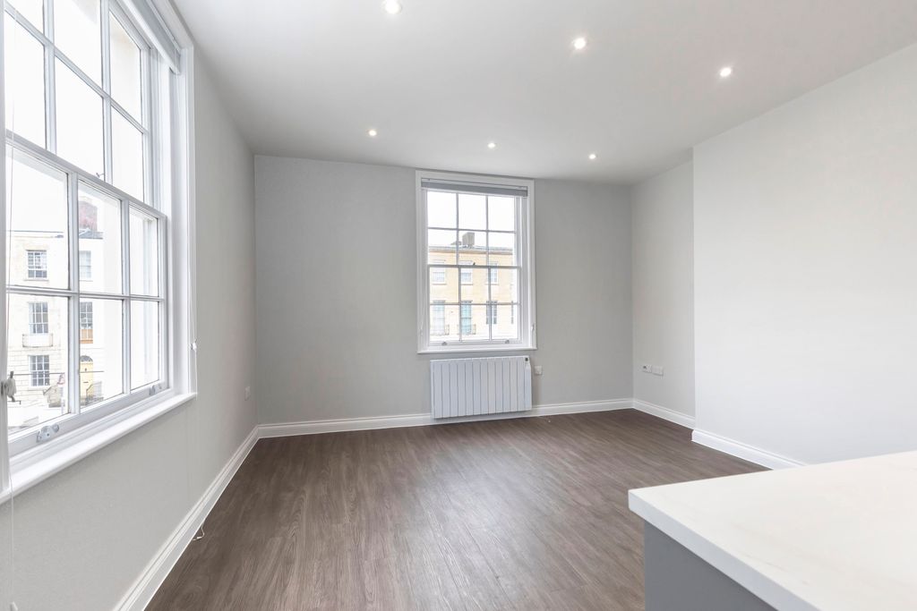 Property photo 2 of 6 Flat 1, 11 Grosvenor Place Sth-03