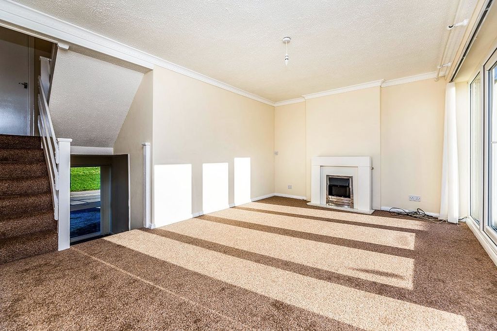 Property photo 3 of 9 Lounge