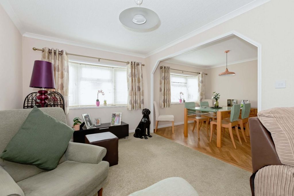 Property photo 2 of 15 Tudor Close_1.Jpg