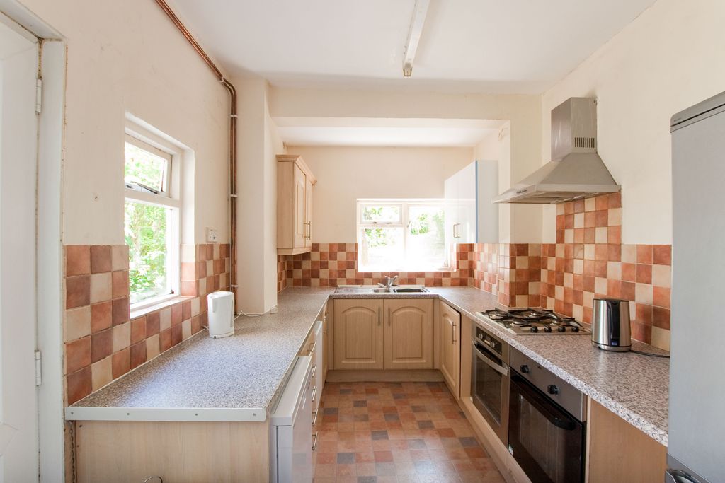 Property photo 2 of 9 Kitchen