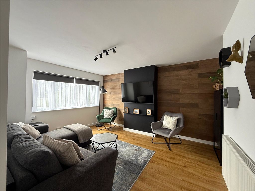 Property photo 3 of 21 Lounge