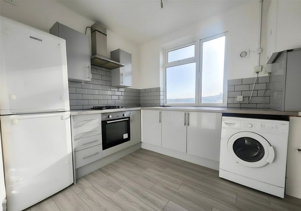 Property photo 2 of 7 Kitchen