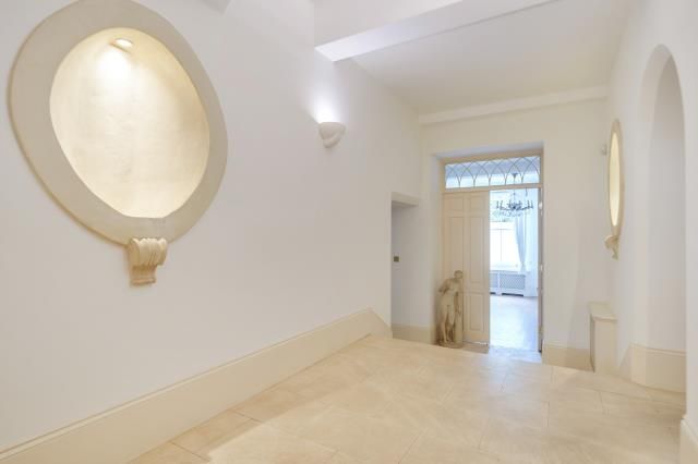 Property photo 3 of 18 Hallway