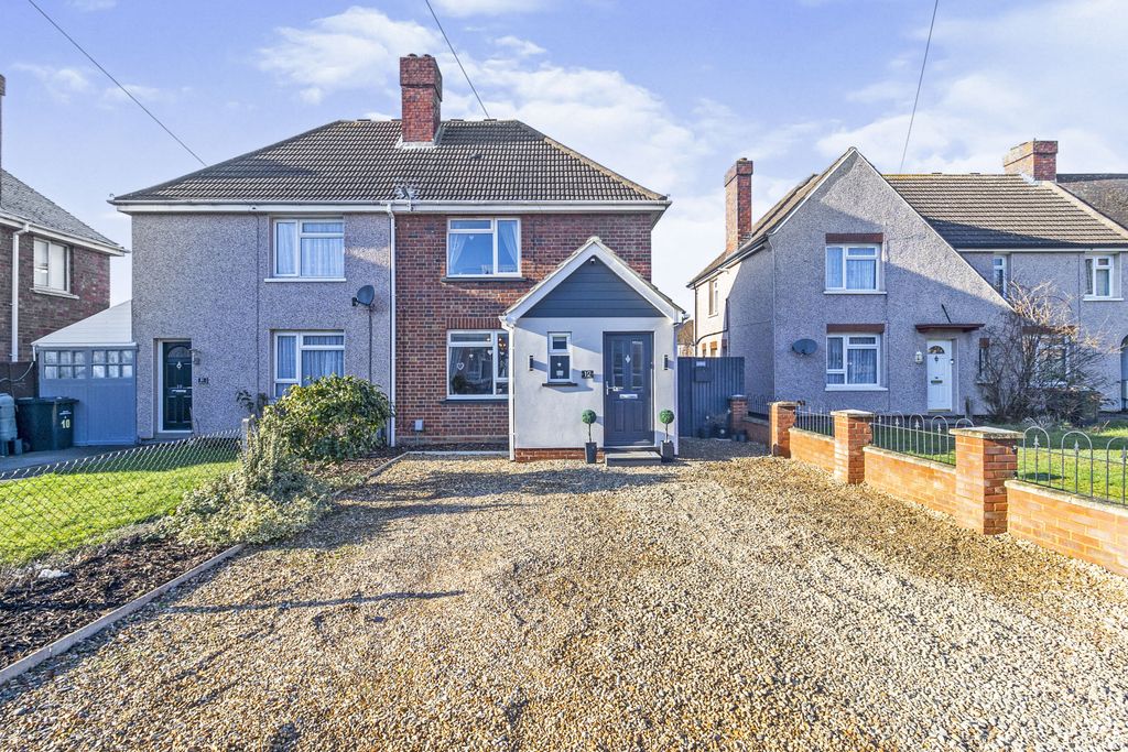 2 bed semi-detached house for sale Fenlake