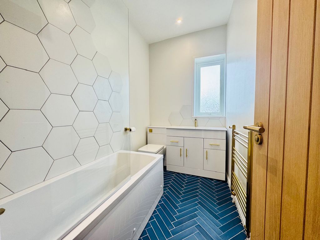 Property photo 2 of 17 Bathroom