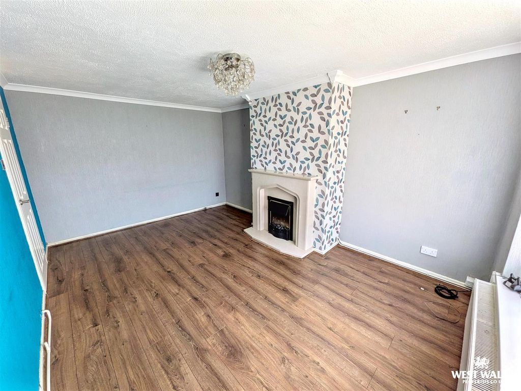 Property photo 3 of 22 13793.Jpg