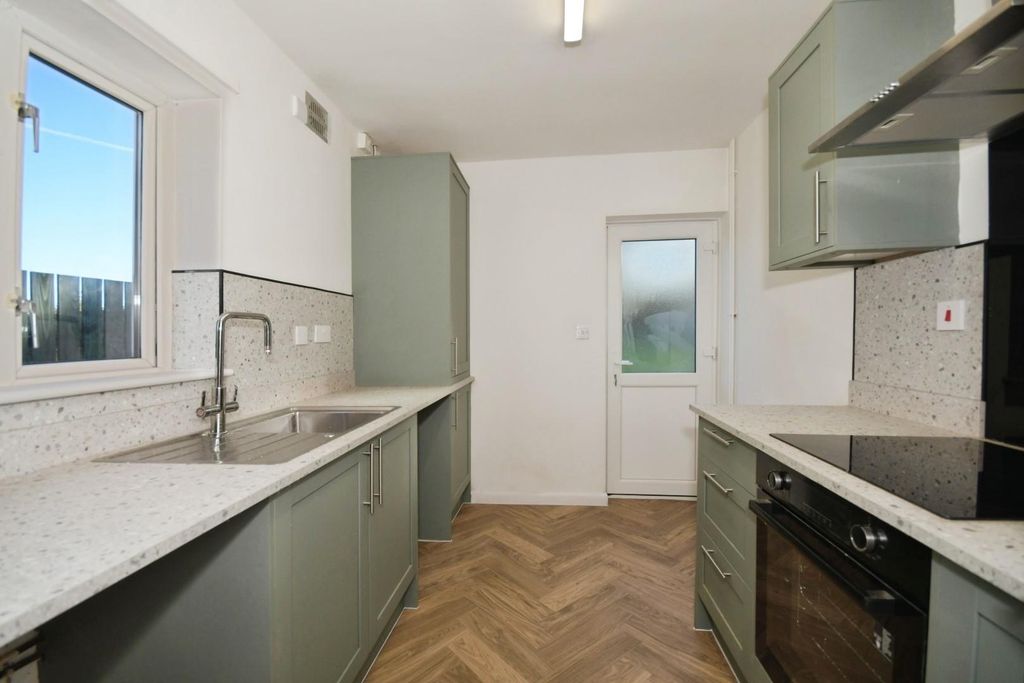 Property photo 3 of 14 Kitchen 01.Jpg