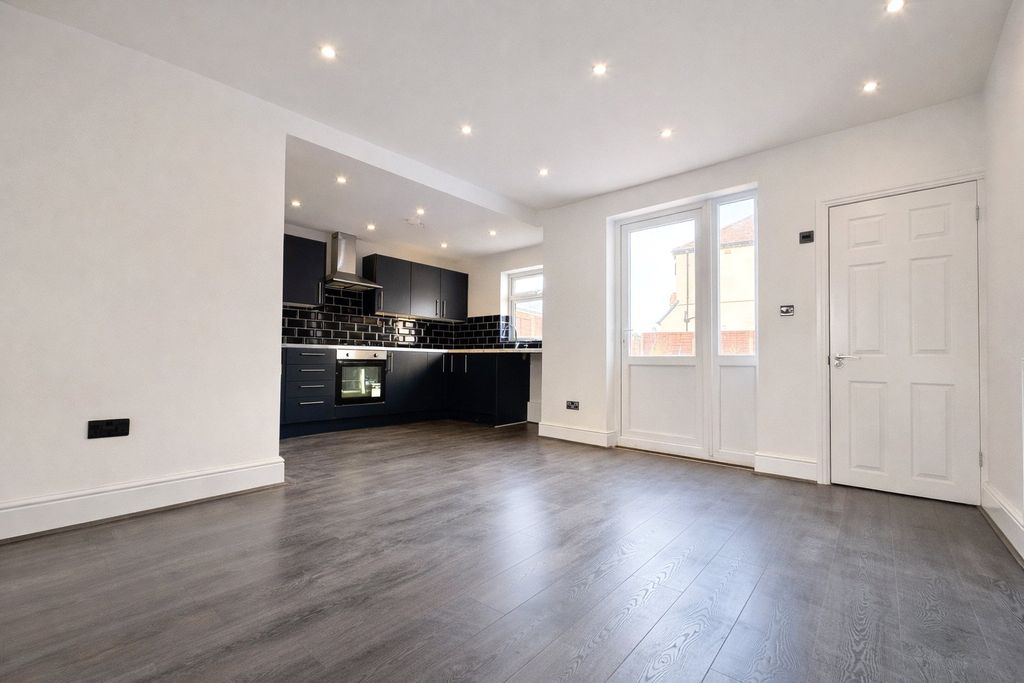 Property photo 3 of 23 Picture No. 11