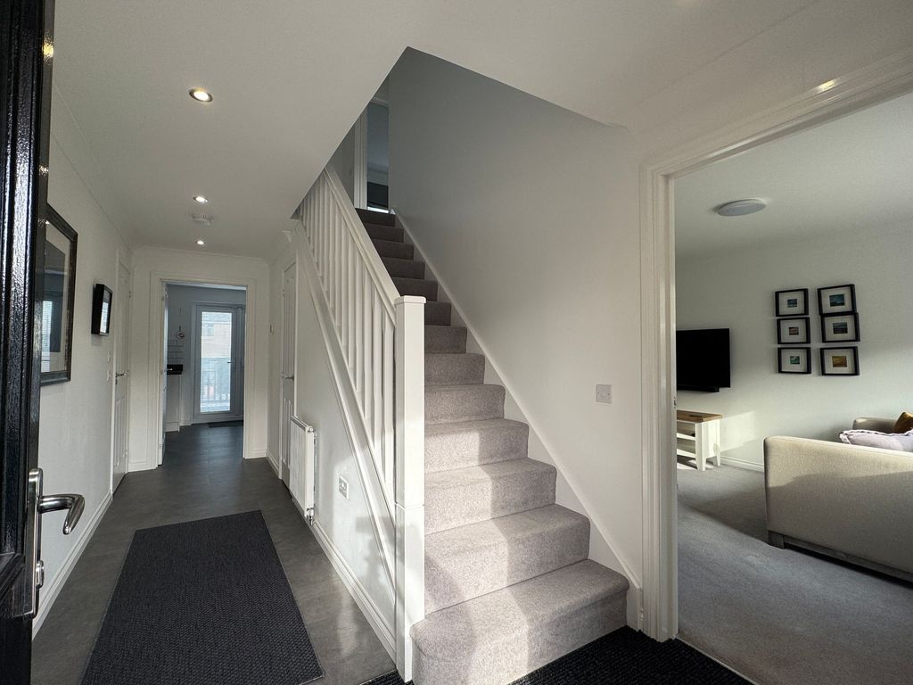 Property photo 2 of 25 Entrance Hallway