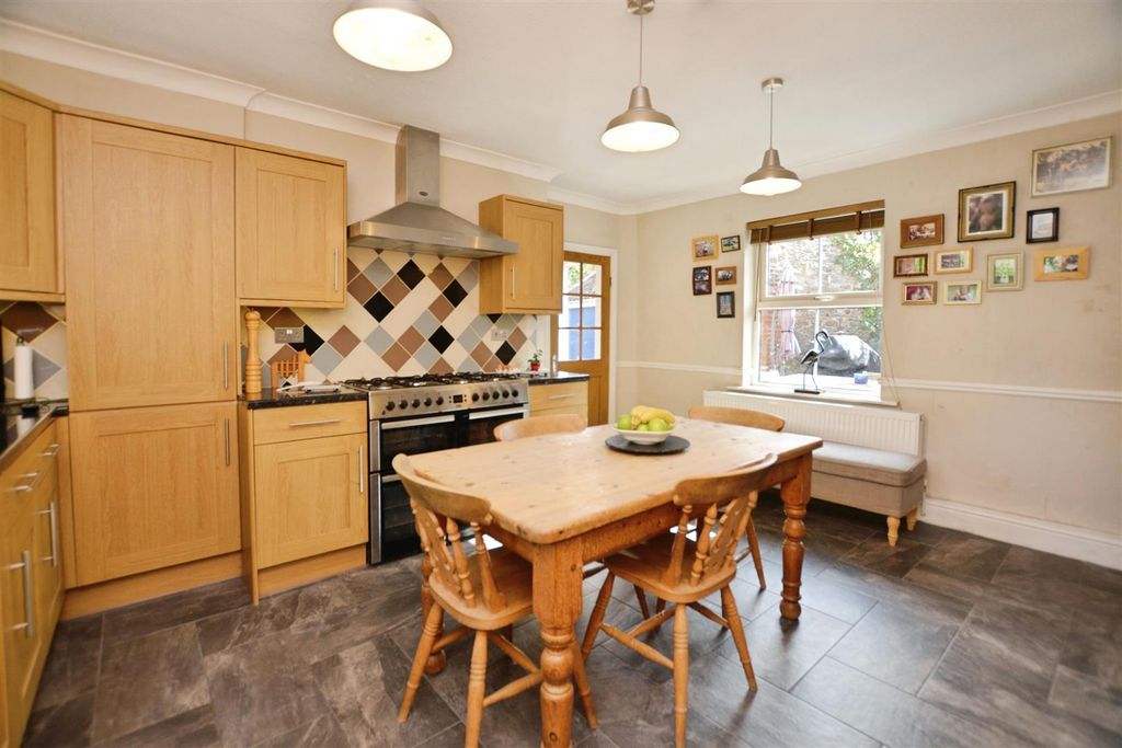 Property photo 3 of 33 Kitchen