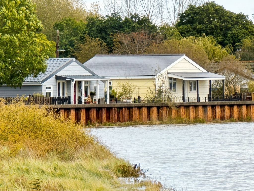 Property photo 1 of 19 Waterside Home