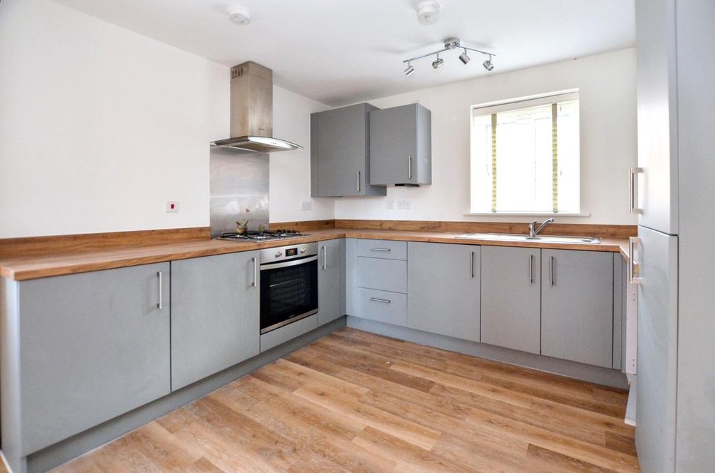 Property photo 2 of 10 Kitchen