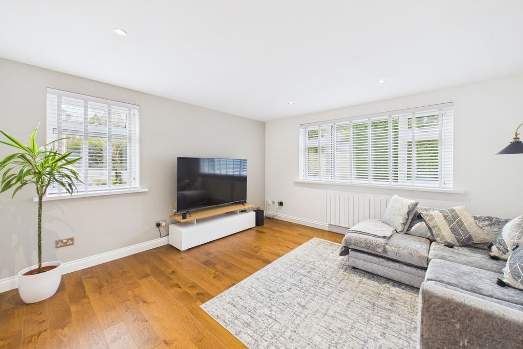 Property photo 2 of 15 Lounge