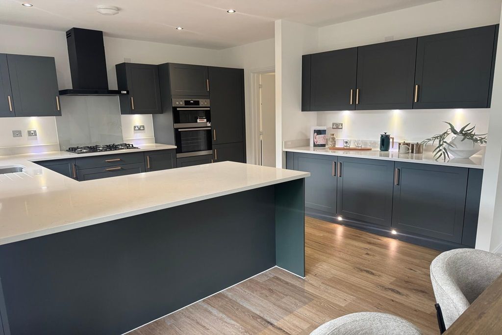 Property photo 2 of 16 Plenty Of Worktop Space To Cook Up A Storm