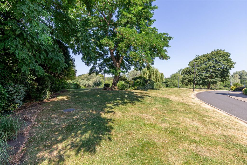 Property photo 3 of 17 Garden-1.Jpg