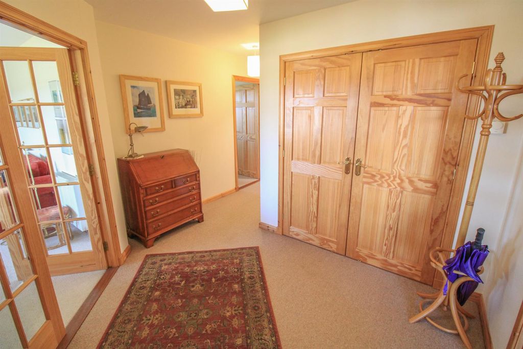 Property photo 3 of 30 Entrance Hall