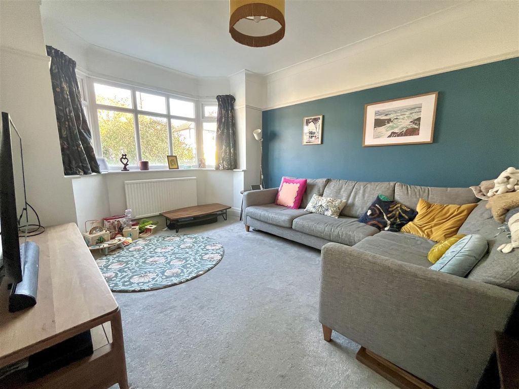 Property photo 2 of 28 Lounge