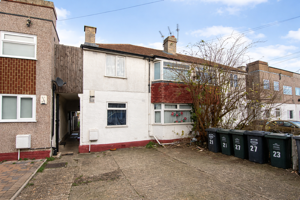 Property photo 1 of 7 Driveway