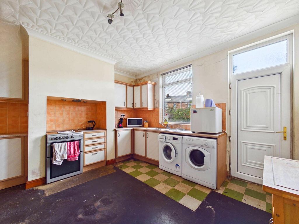 Property photo 3 of 10 Kitchen