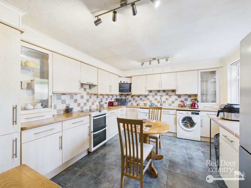 Property photo 3 of 17 Kitchen