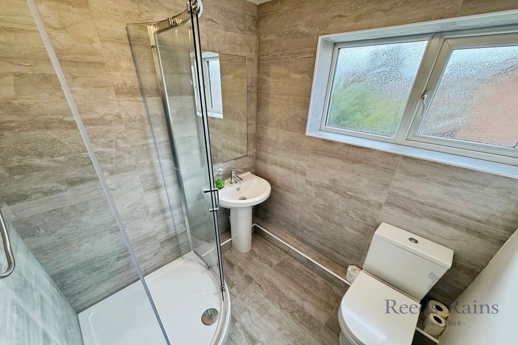 Property photo 3 of 8 Bathroom