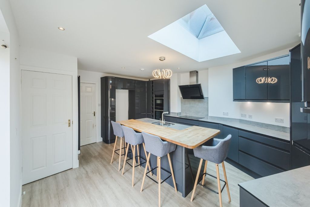 Property photo 3 of 29 4360983