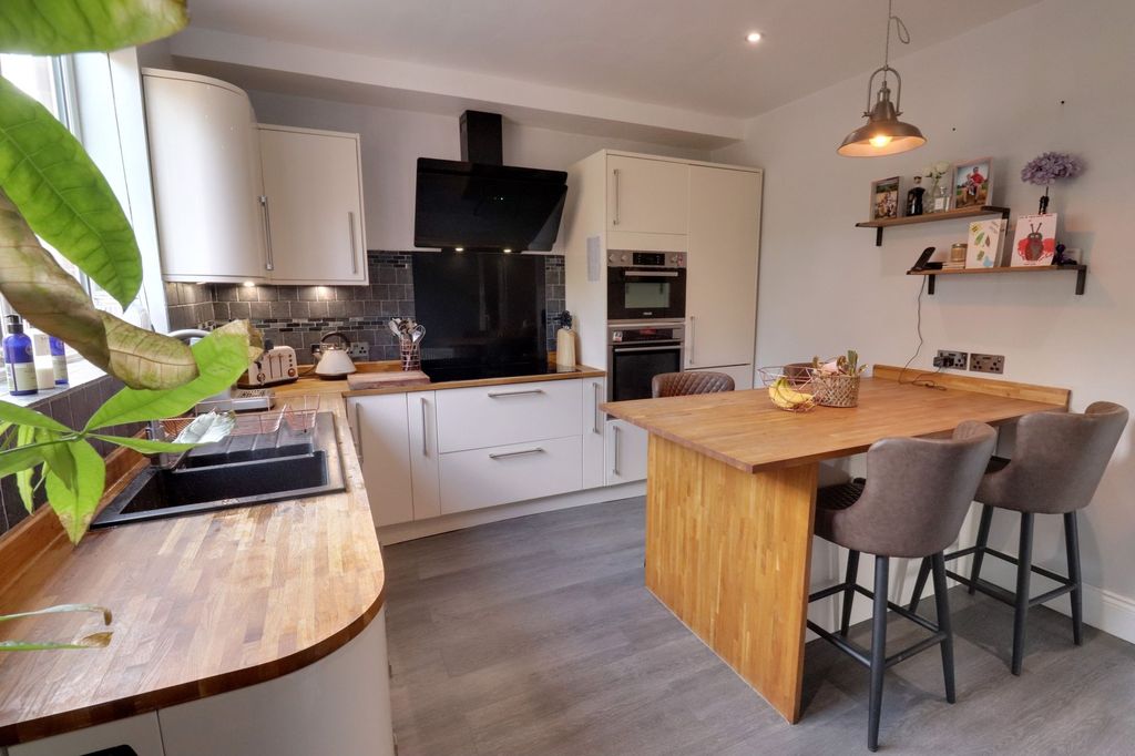 Property photo 3 of 21 Breakfast Kitchen