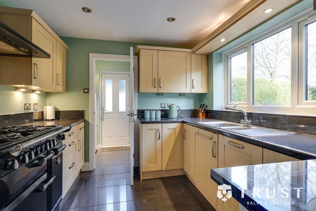 Property photo 3 of 34