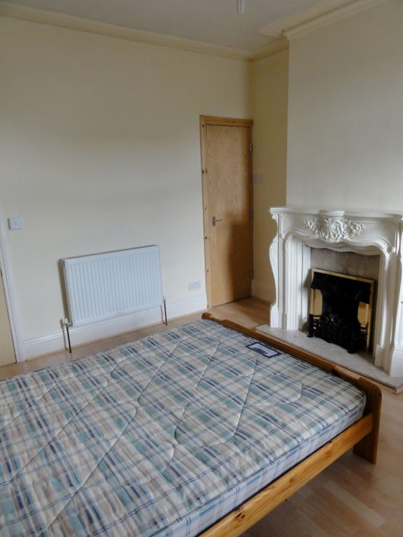 Property photo 3 of 10 A Bright And Comfortable Double Bedroom Featuring ...