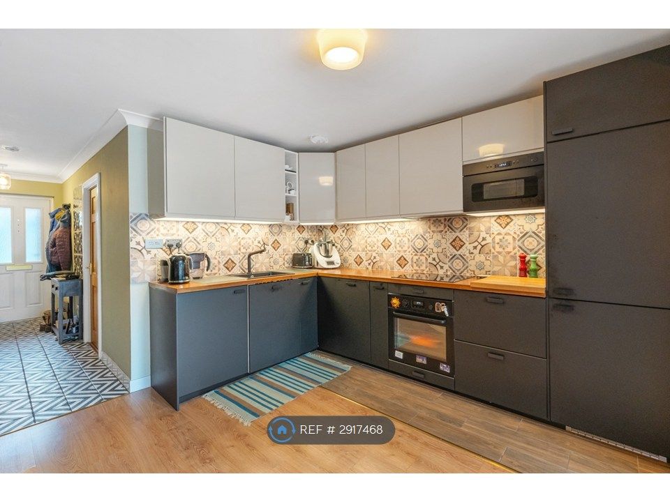 Property photo 3 of 11 Kitchen