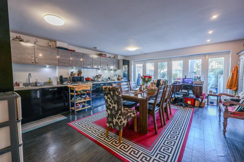 Property photo 3 of 27