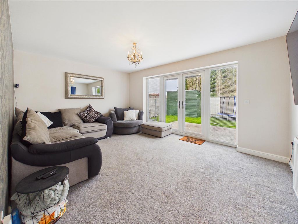 Property photo 3 of 13 Lounge