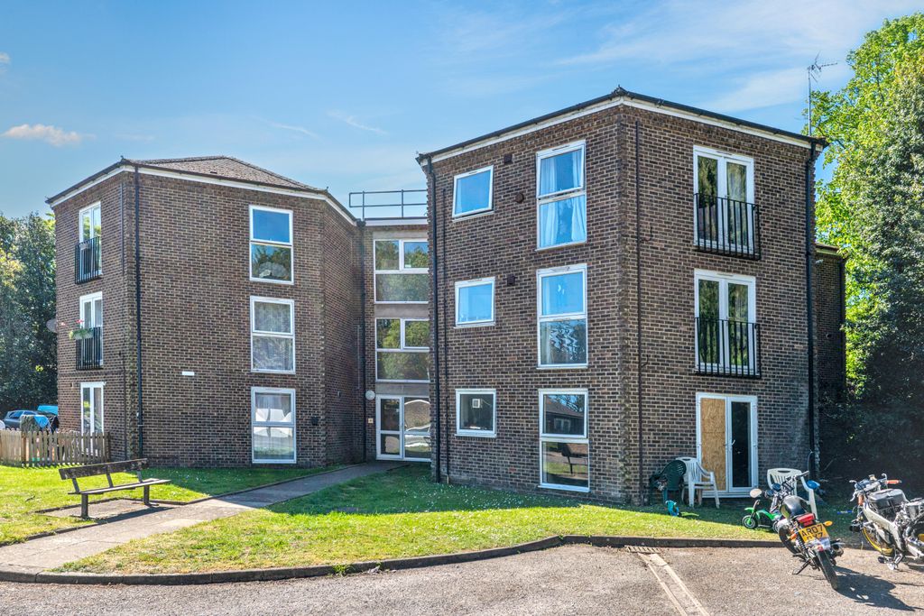 Property photo 1 of 19 8 Quinneys, Cambridge Road West, Farnborough Gu14 6Ra