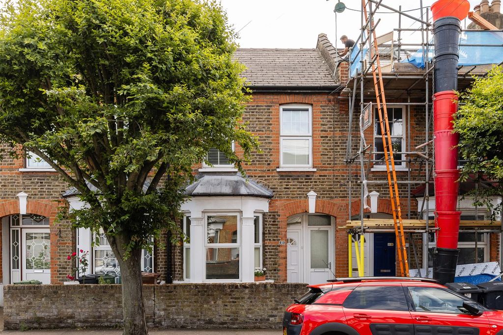 Property photo 1 of 21 Bakers Avenue, E17