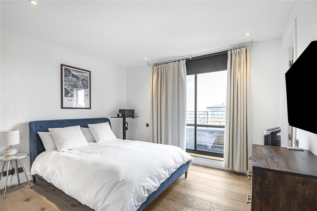 Property photo 3 of 17 Bedroom