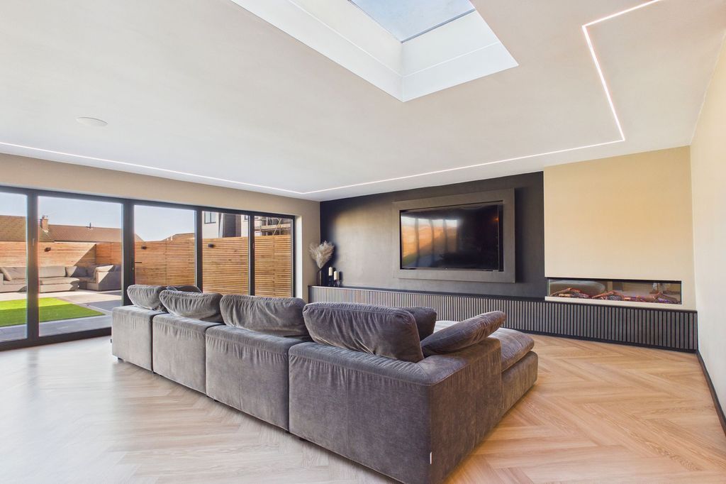 Property photo 3 of 43