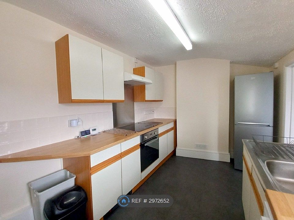 Property photo 3 of 12 Kitchen