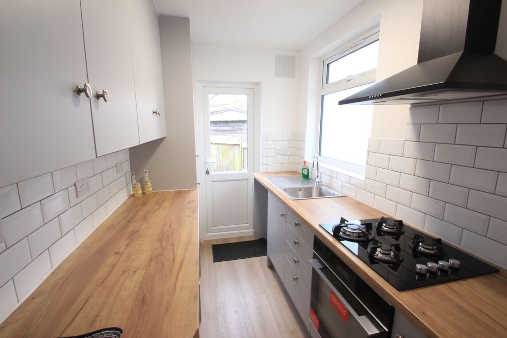 Property photo 3 of 10 Kitchen