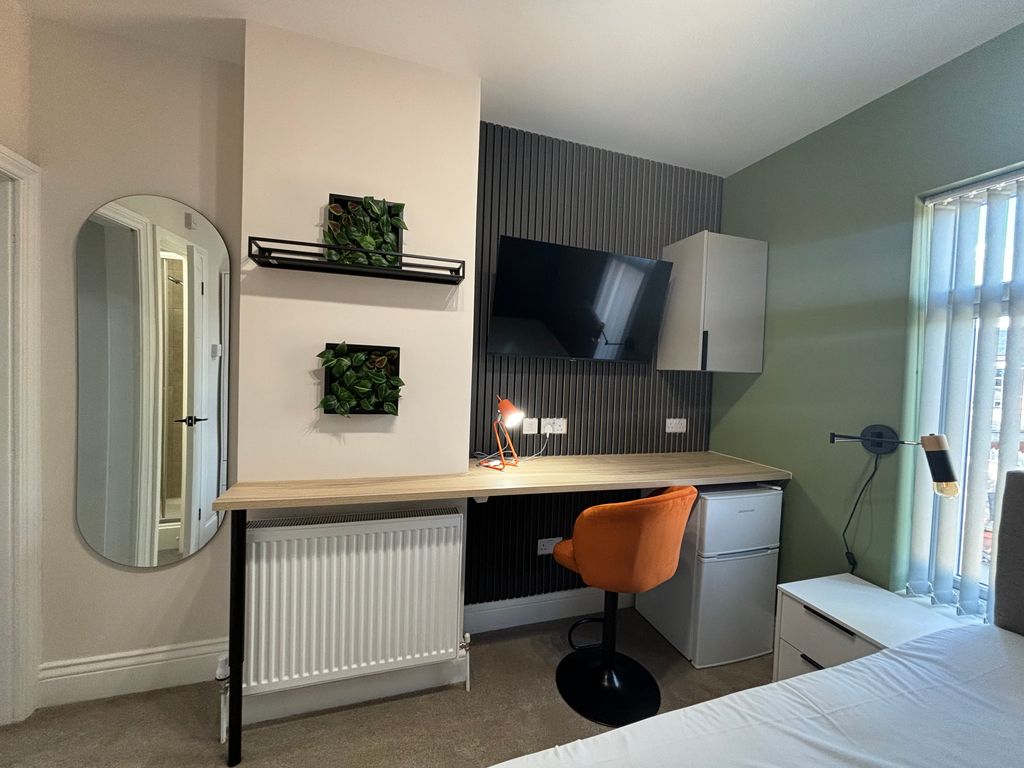Property photo 3 of 12 Ensuite Room