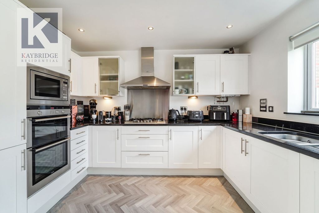 Property photo 3 of 16 Poplar Close, Epsom - Kt17 3Lh