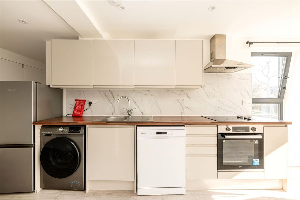 Property photo 2 of 6 Kitchen